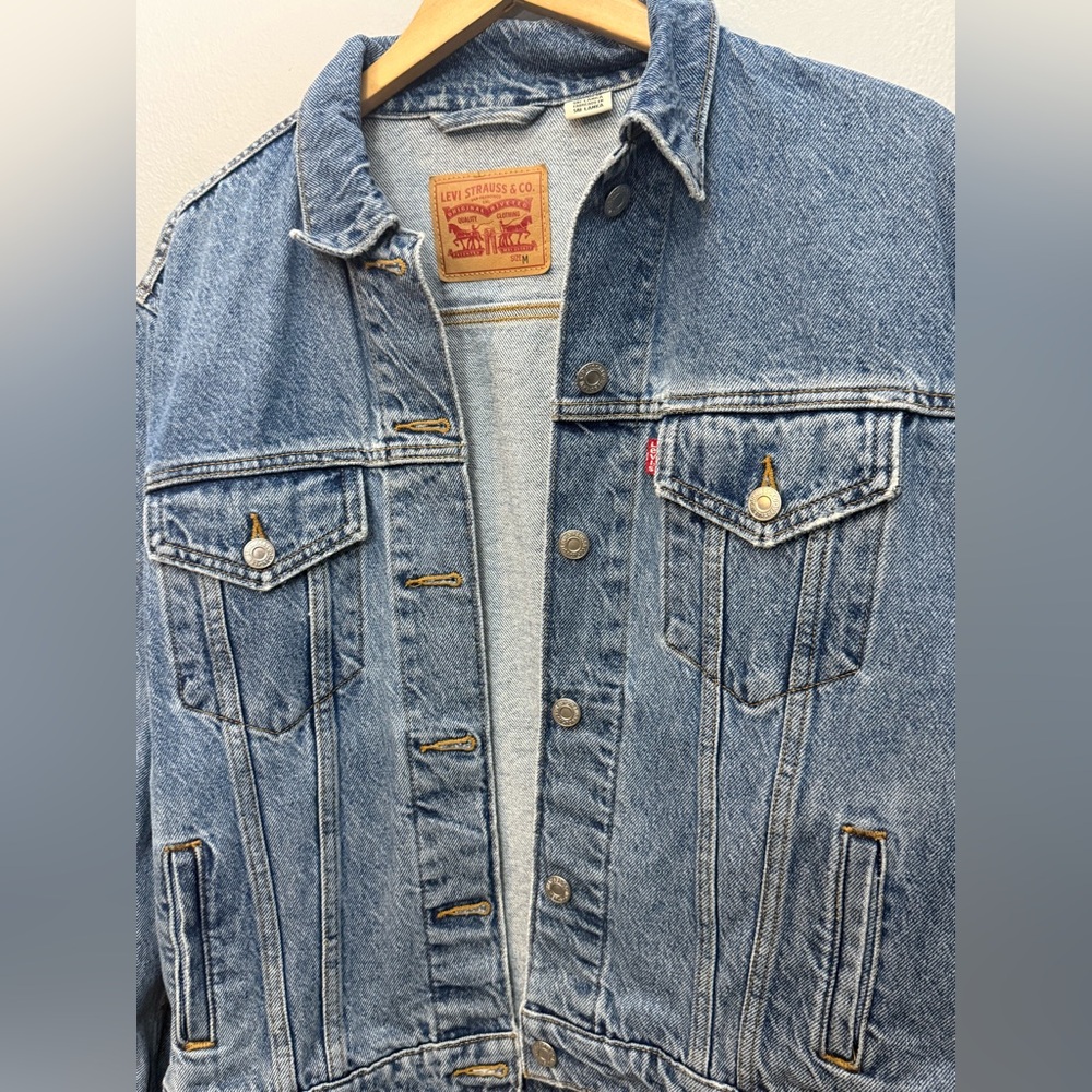 Levi’s Denim Women’s Jacket | Medium - Picture 3 of 5